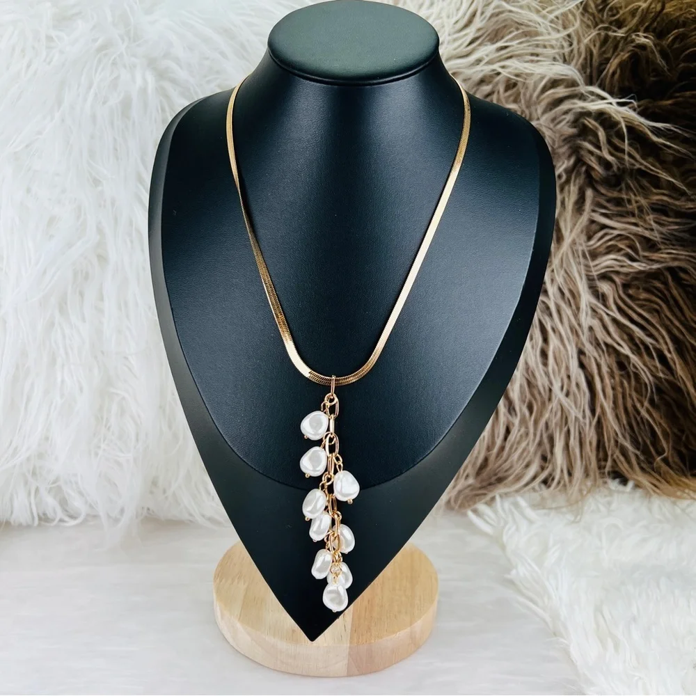Beautiful goldtone, faux pearl cluster lightweight costume necklace